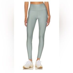 2 piece set.  Alo set size airlift sage green Bottom small and top medium.